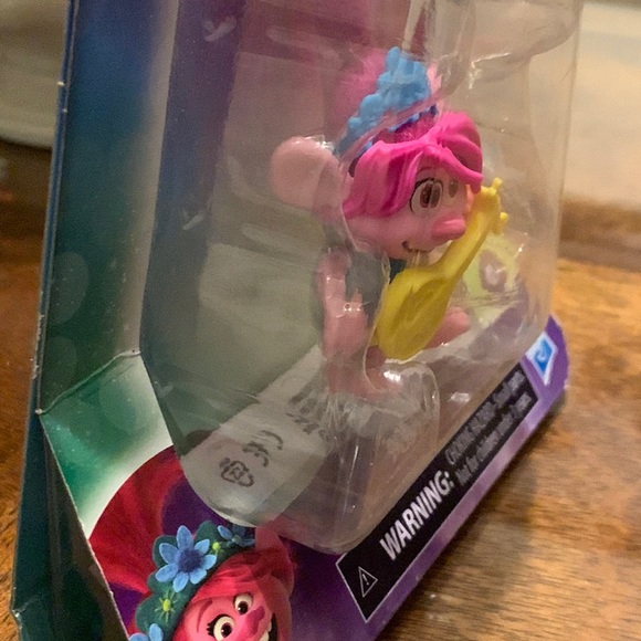 DreamWorks Trolls World Tour Poppy Troll Doll Hasbro 2019 Pink Hair Ukulele New - Picture 4 of 7